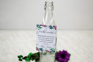 zawieszka na butelce alkoholu