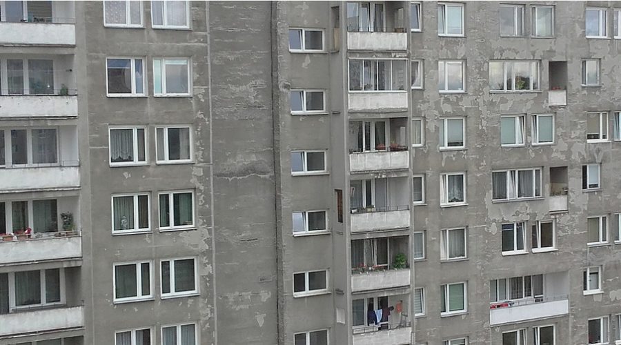 blok mieszkalny z wielkiej płyty rodem z prl